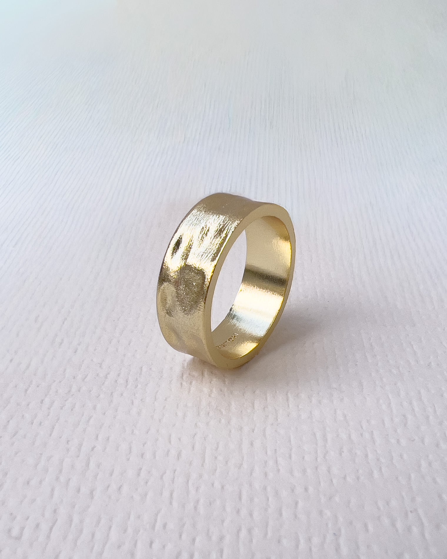 CITY RING HAMMERED GOLD 8MM
