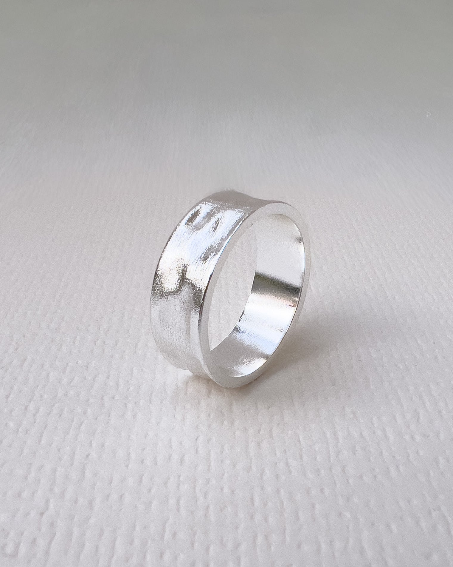 CITY RING HAMMERED SILVER 8MM
